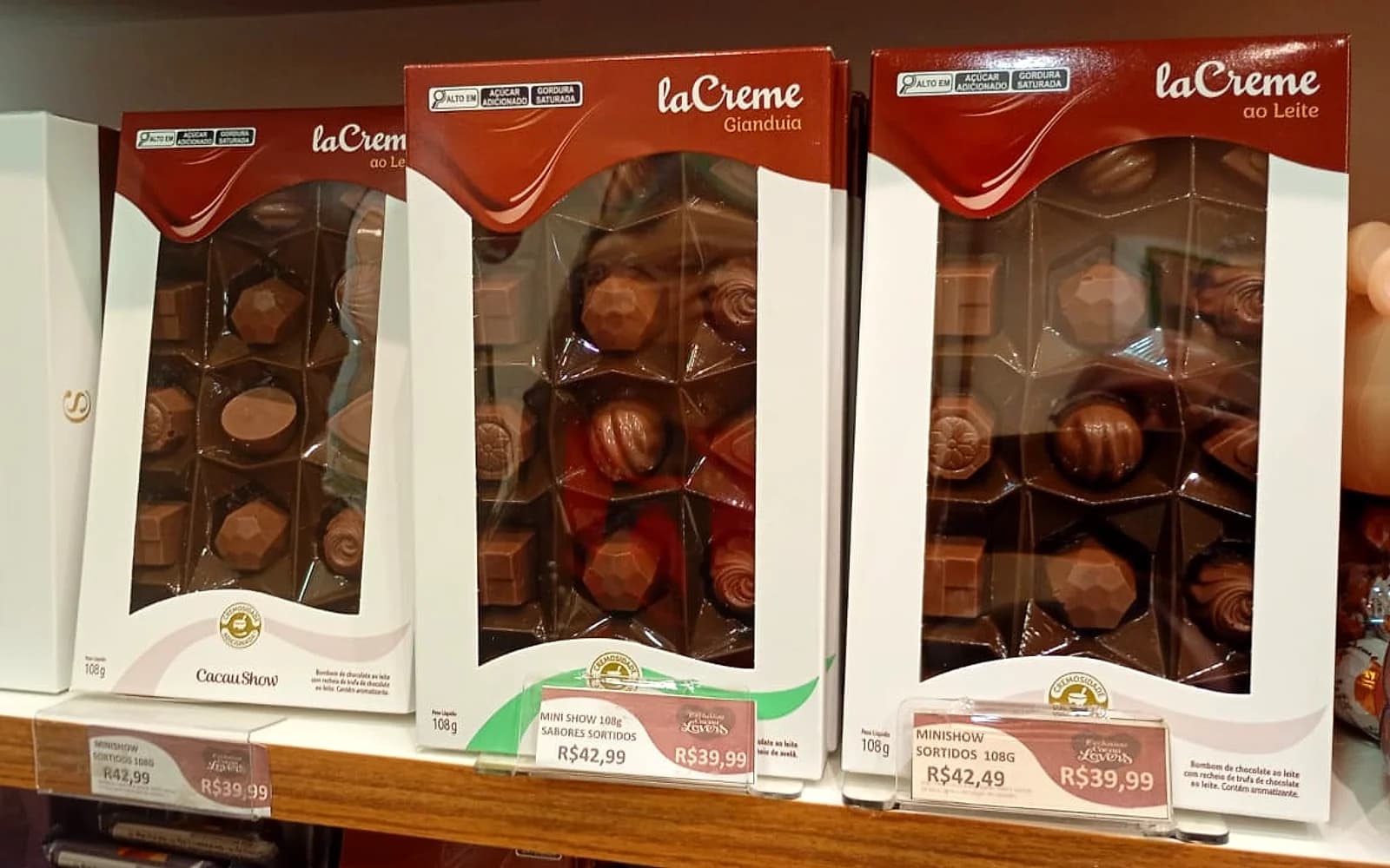 Caixas de bombons na prateleira