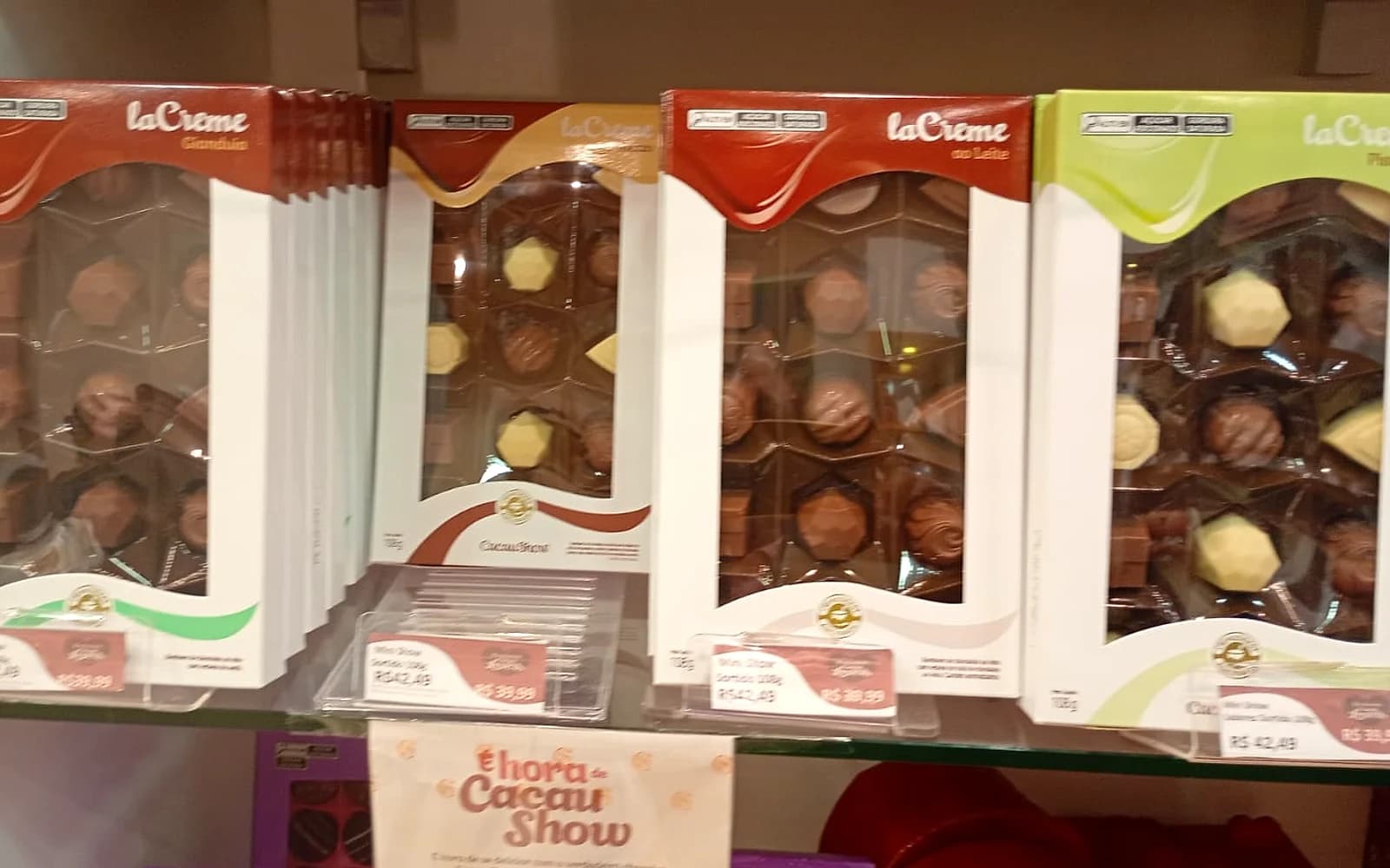 Vitrine com caixas de bombons